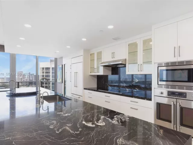 Apartment for sale  Unit #5012 - photo 6846692