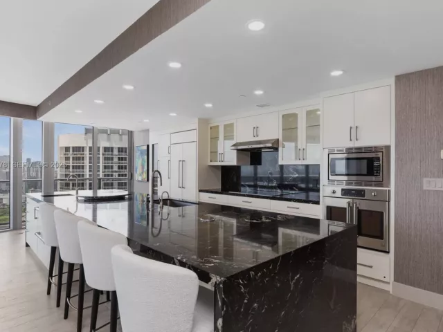 Apartment for sale  Unit #5012 - photo 6846694