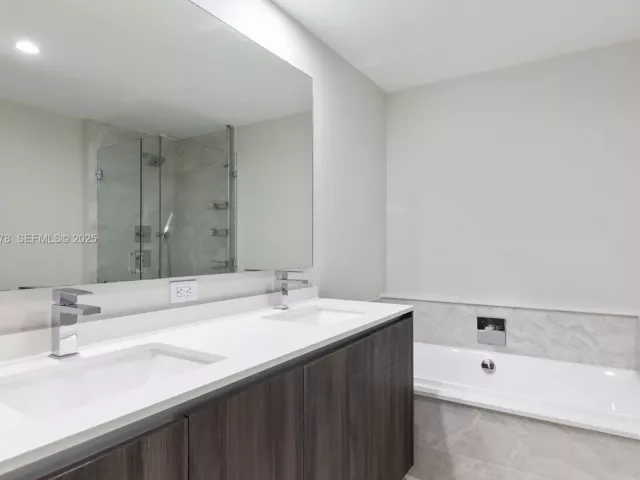 Apartment for sale  Unit #5012 - photo 6846687