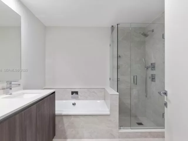 Apartment for sale  Unit #5012 - photo 6846688