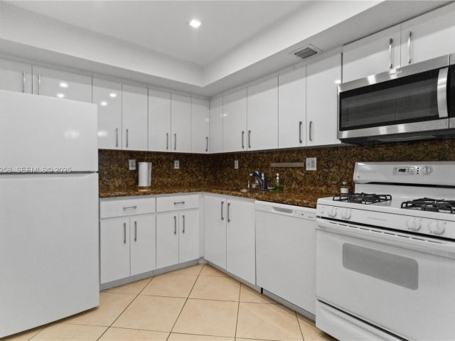 2-bedroom condo for rent in Hallandale Beach - 2030 S Ocean Dr 1710 - MondialRealty