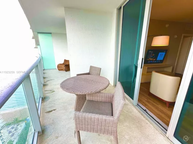 2-bedroom condo for sale in Hollywood - 4111 S Ocean Dr 2306 - MondialRealty