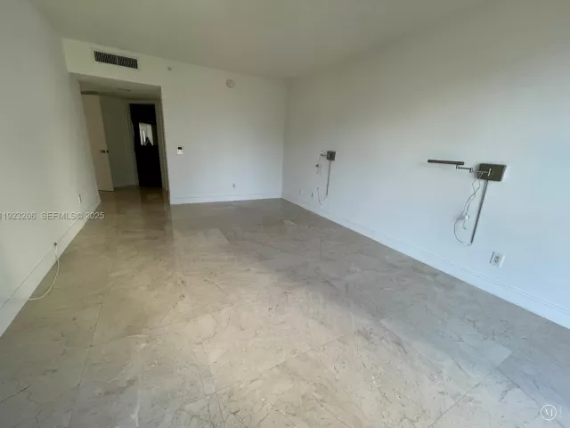 2-bedroom condo for rent in Aventura - 21055 Yacht Club Dr 610 - MondialRealty