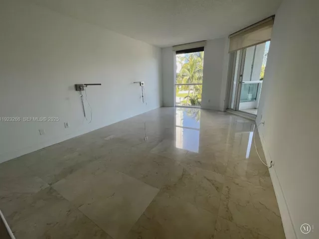 2-bedroom condo for rent in Aventura - 21055 Yacht Club Dr 610 - MondialRealty
