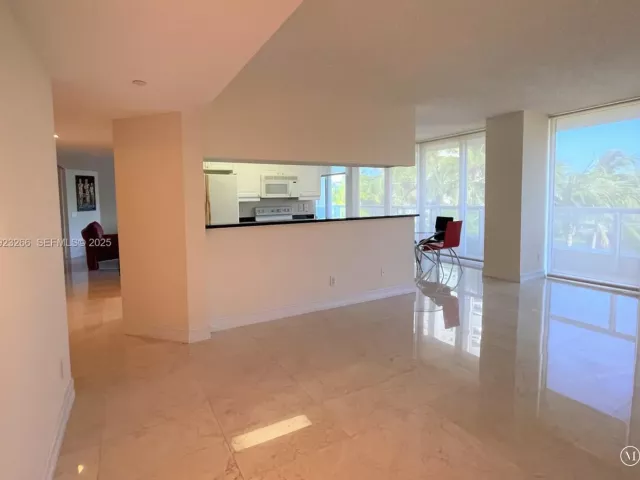 2-bedroom condo for rent in Aventura - 21055 Yacht Club Dr 610 - MondialRealty