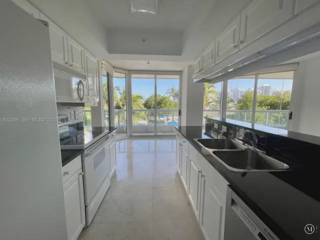 2-bedroom condo for rent in Aventura - 21055 Yacht Club Dr 610 - MondialRealty