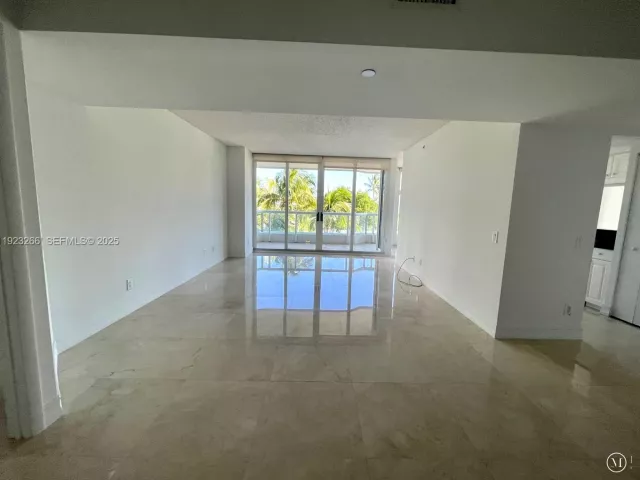 2-bedroom condo for rent in Aventura - 21055 Yacht Club Dr 610 - MondialRealty