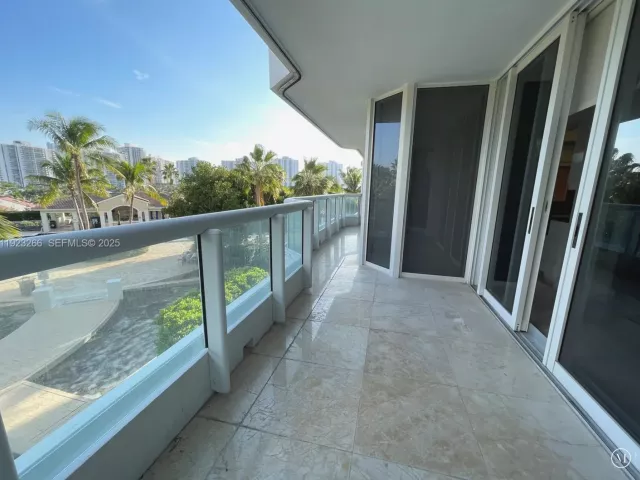 2-bedroom condo for rent in Aventura - 21055 Yacht Club Dr 610 - MondialRealty