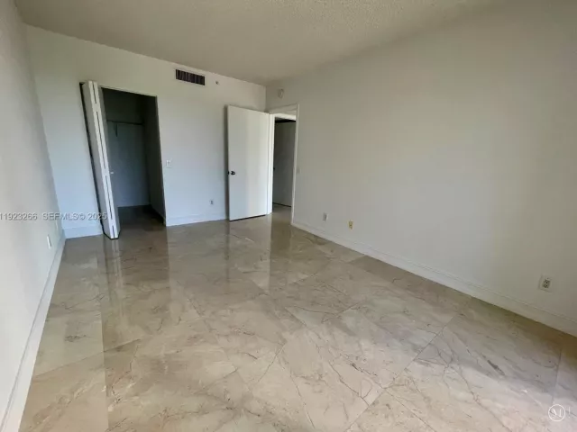 2-bedroom condo for rent in Aventura - 21055 Yacht Club Dr 610 - MondialRealty