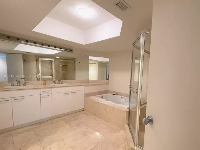2-bedroom condo for rent in Aventura - 21055 Yacht Club Dr 610 - MondialRealty