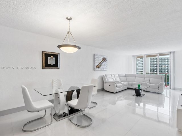 1-bedroom condo for rent in Sunny Isles Beach - 19370 E Collins Ave 625 - MondialRealty
