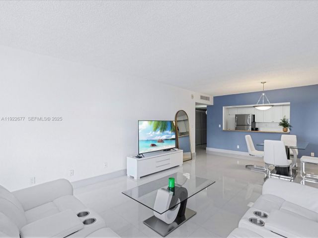 1-bedroom condo for rent in Sunny Isles Beach - 19370 E Collins Ave 625 - MondialRealty