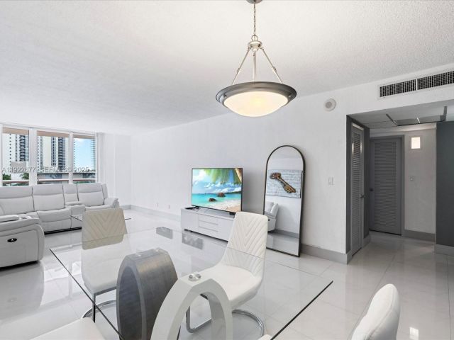 1-bedroom condo for rent in Sunny Isles Beach - 19370 E Collins Ave 625 - MondialRealty