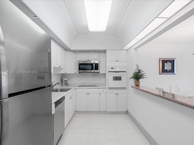 1-bedroom condo for rent in Sunny Isles Beach - 19370 E Collins Ave 625 - MondialRealty