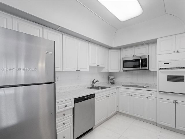 1-bedroom condo for rent in Sunny Isles Beach - 19370 E Collins Ave 625 - MondialRealty