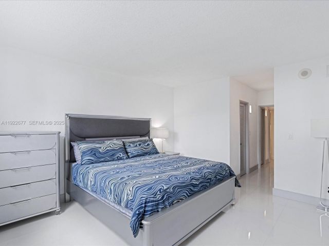 1-bedroom condo for rent in Sunny Isles Beach - 19370 E Collins Ave 625 - MondialRealty