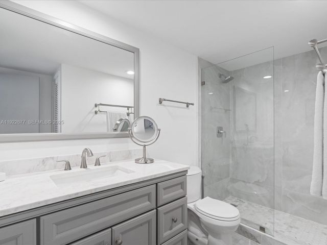 1-bedroom condo for rent in Sunny Isles Beach - 19370 E Collins Ave 625 - MondialRealty