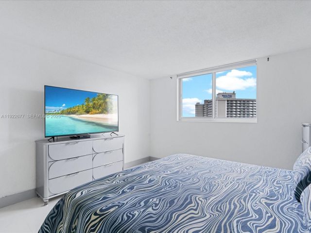 1-bedroom condo for rent in Sunny Isles Beach - 19370 E Collins Ave 625 - MondialRealty