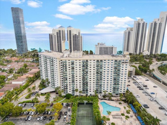 1-bedroom condo for rent in Sunny Isles Beach - 19370 E Collins Ave 625 - MondialRealty