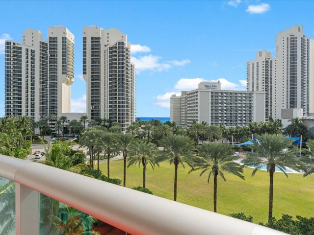 1-bedroom condo for rent in Sunny Isles Beach - 19370 E Collins Ave 625 - MondialRealty