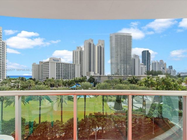 1-bedroom condo for rent in Sunny Isles Beach - 19370 E Collins Ave 625 - MondialRealty