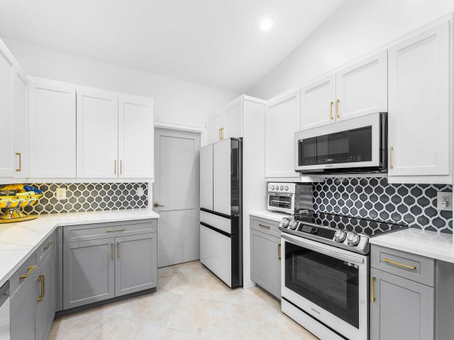 Home for sale at 1370 NW 28th Avenue - photo 6879541