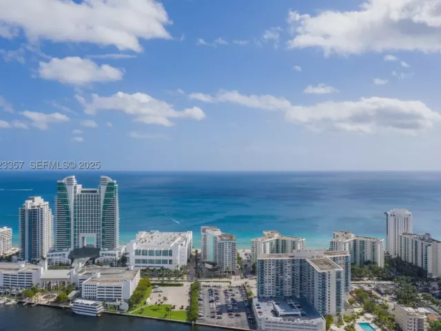 2-bedroom condo for rent in Hollywood - 3725 S Ocean Dr PH02 - MondialRealty