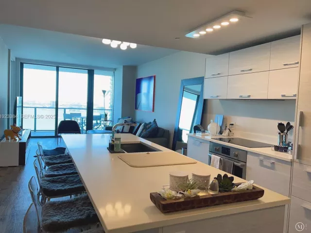 2-bedroom condo for sale in Miami - 650 NE 32nd St 3005 - MondialRealty