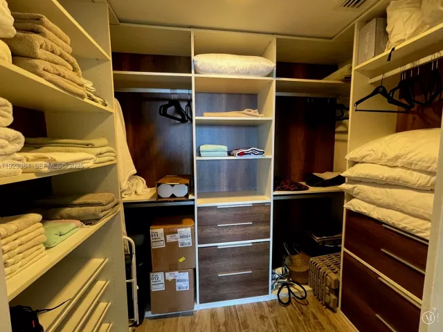 2-bedroom condo for sale in Miami - 650 NE 32nd St 3005 - MondialRealty