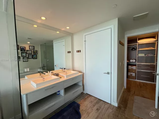 2-bedroom condo for sale in Miami - 650 NE 32nd St 3005 - MondialRealty