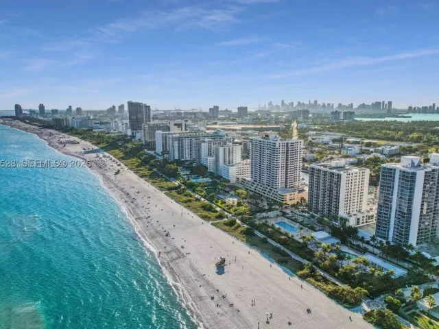 1-bedroom condo for rent in Miami Beach - 2555 Collins Ave PH114 - MondialRealty