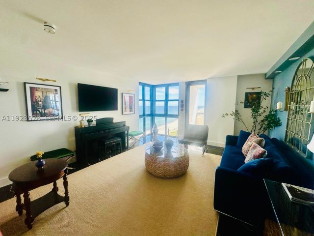 1-bedroom condo for rent in Miami Beach - 2555 Collins Ave PH114 - MondialRealty