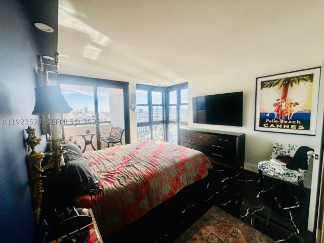 1-bedroom condo for rent in Miami Beach - 2555 Collins Ave PH114 - MondialRealty
