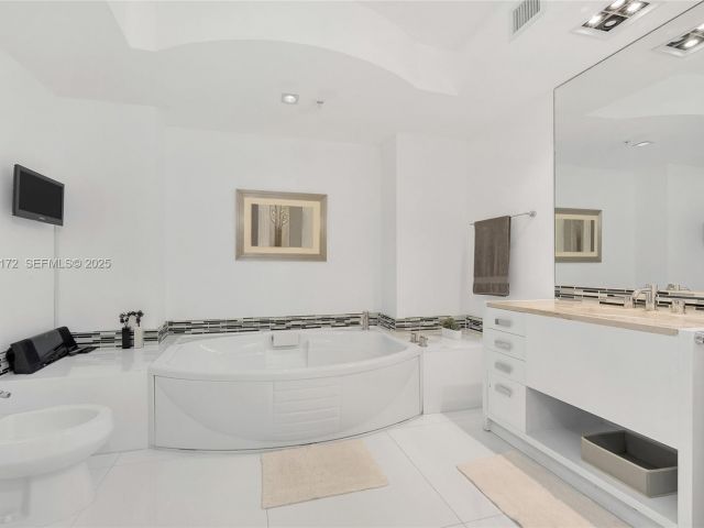 Apartment for sale  Unit #1002 - photo 6850597