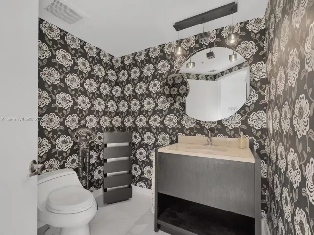 2-bedroom condo for sale in Sunny Isles Beach - 18201 Collins Ave 1002 - MondialRealty