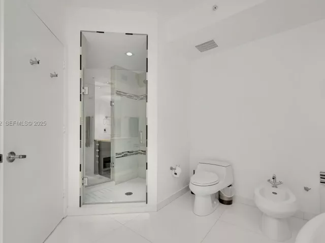 2-bedroom condo for sale in Sunny Isles Beach - 18201 Collins Ave 1002 - MondialRealty