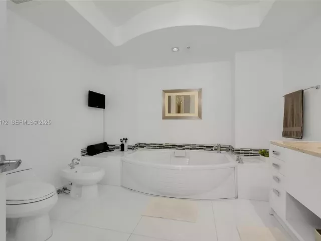 2-bedroom condo for sale in Sunny Isles Beach - 18201 Collins Ave 1002 - MondialRealty