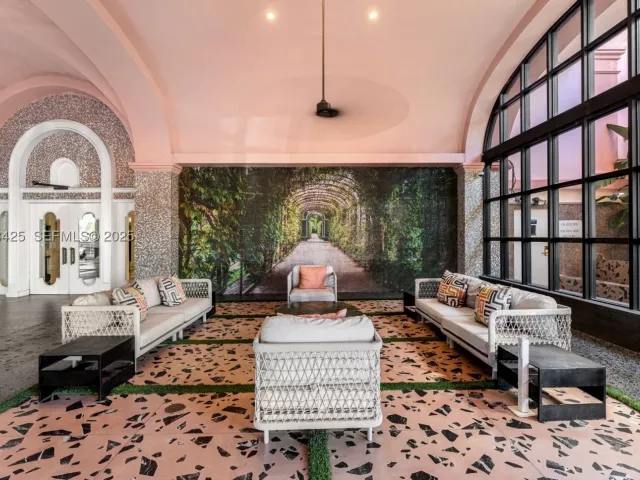 2-bedroom condo for sale in Miami Beach - 5225 Collins Ave 603 - MondialRealty
