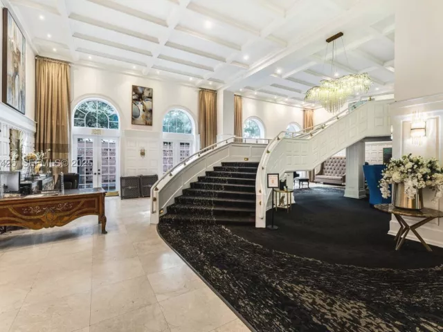 2-bedroom condo for sale in Miami Beach - 5225 Collins Ave 603 - MondialRealty