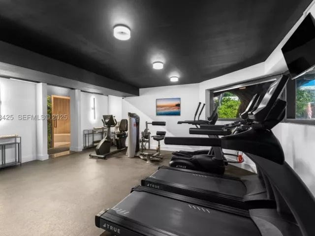 2-bedroom condo for sale in Miami Beach - 5225 Collins Ave 603 - MondialRealty