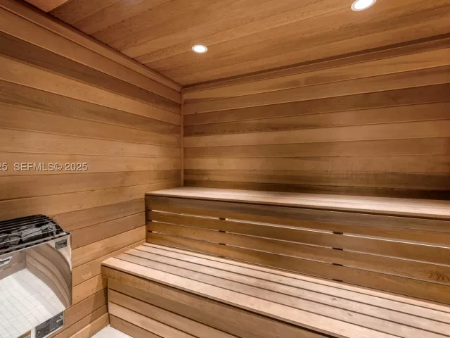 2-bedroom condo for sale in Miami Beach - 5225 Collins Ave 603 - MondialRealty