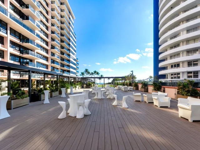 2-bedroom condo for sale in Miami Beach - 5225 Collins Ave 603 - MondialRealty