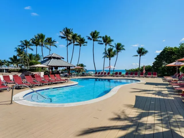 2-bedroom condo for sale in Miami Beach - 5225 Collins Ave 603 - MondialRealty