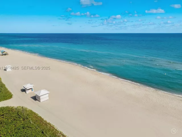 2-bedroom condo for sale in Miami Beach - 5225 Collins Ave 603 - MondialRealty