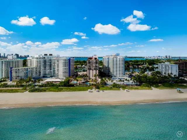 2-bedroom condo for sale in Miami Beach - 5225 Collins Ave 603 - MondialRealty