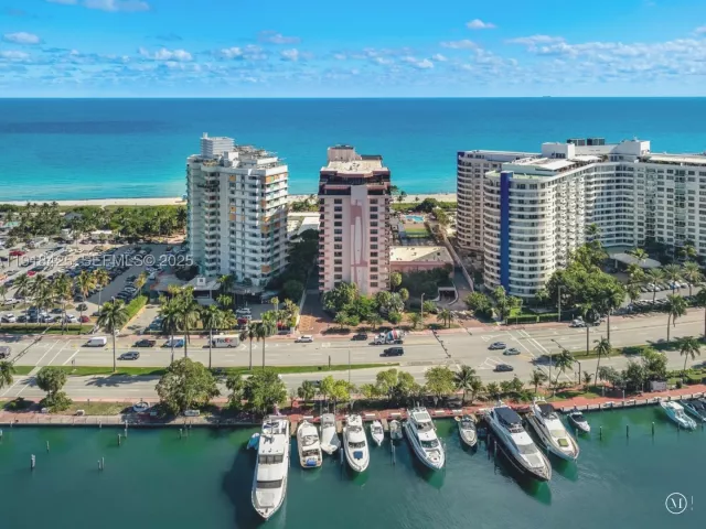 2-bedroom condo for sale in Miami Beach - 5225 Collins Ave 603 - MondialRealty
