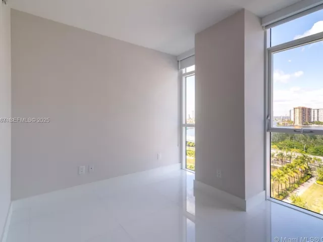 3-bedroom condo for rent in Sunny Isles Beach - 400 Sunny Isles Blvd 1019 - MondialRealty