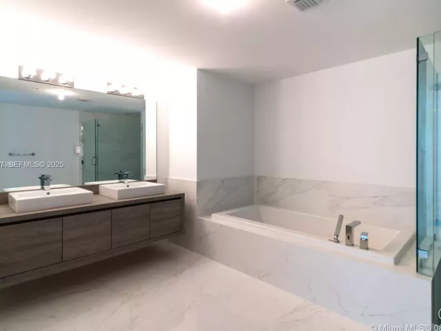 3-bedroom condo for rent in Sunny Isles Beach - 400 Sunny Isles Blvd 1019 - MondialRealty