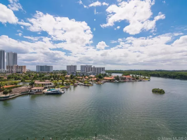 3-bedroom condo for rent in Sunny Isles Beach - 400 Sunny Isles Blvd 1019 - MondialRealty