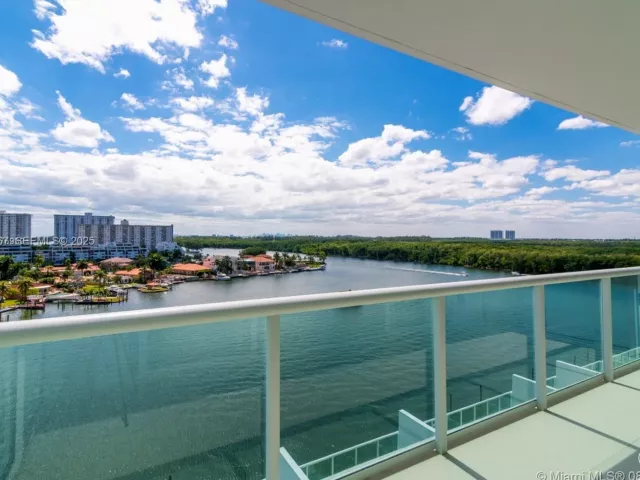 3-bedroom condo for rent in Sunny Isles Beach - 400 Sunny Isles Blvd 1019 - MondialRealty